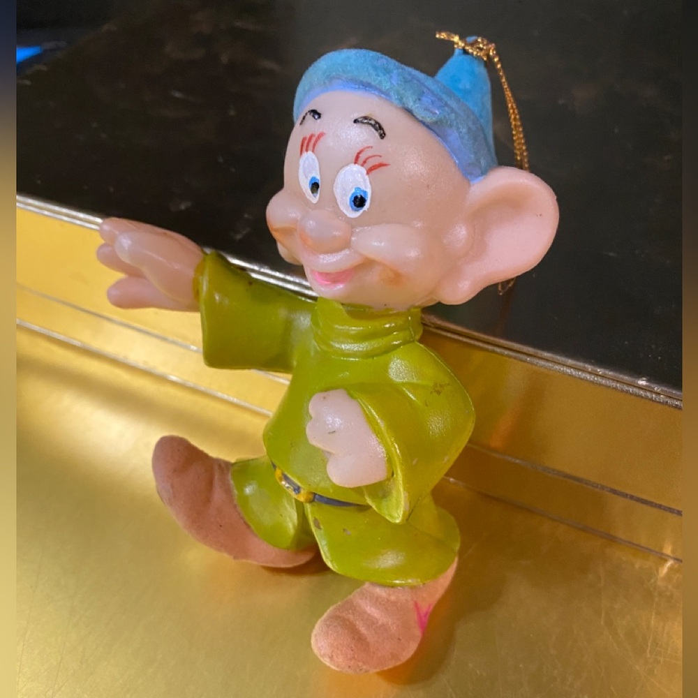 WALT DISNEY VINTAGE SNOW WHITE & SEVEN DWARFS DOPEY CHRISTMAS ORNAMENT FLOCKED
